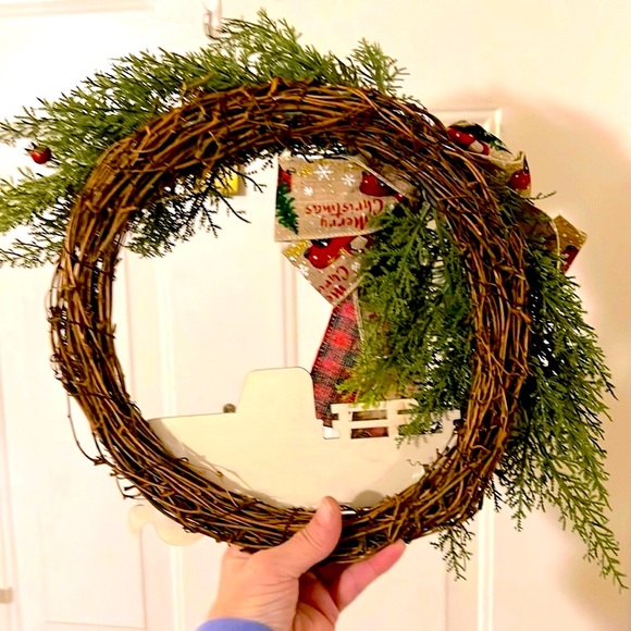 🎄10” FESTIVE CHRISTMAS HOLIDAY WREATH WITH RED TRUCK & PLAID BOW WALL DOOR DECOR - Picture 6 of 7